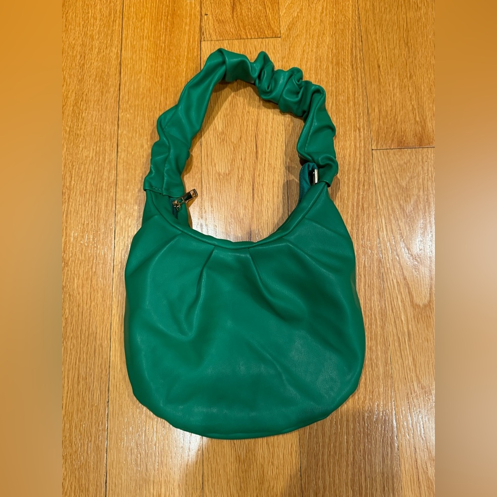 “Glamourous” Fun Green Faux Leather Handbag. Great Condition